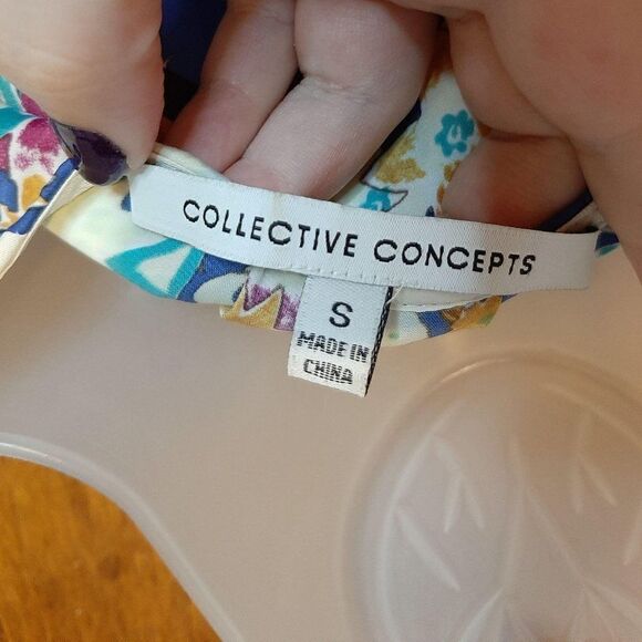 Collective Concepts Keyhole Pattern Blouse - Picture 4 of 4